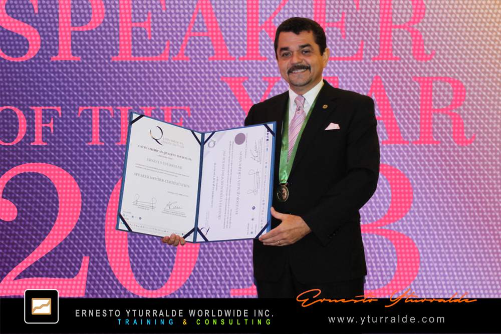 Ernesto Yturralde recibe reconocimiento como Speaker of The Year